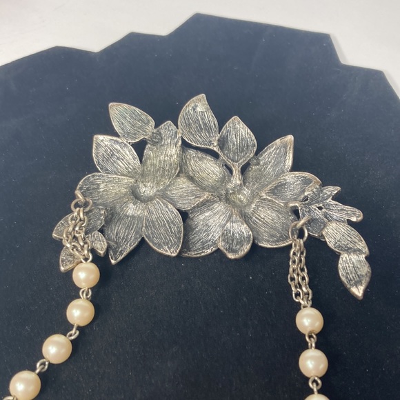 20" Antiqued Finish Silver Tone Flower Necklace Statement Piece - Picture 9 of 11